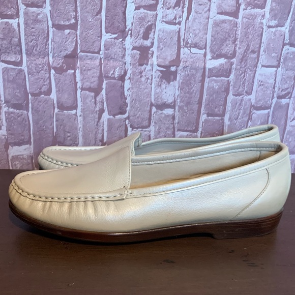 “Simplify” Loafers in “Pearl Bone” Leather - Picture 3 of 13